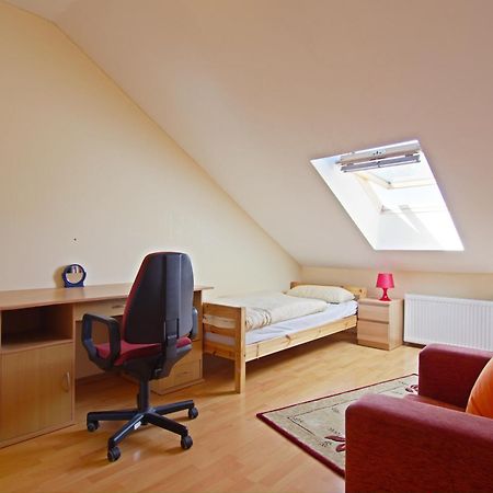 Private Rooms Near Exhibition Center Hanovra Exterior foto
