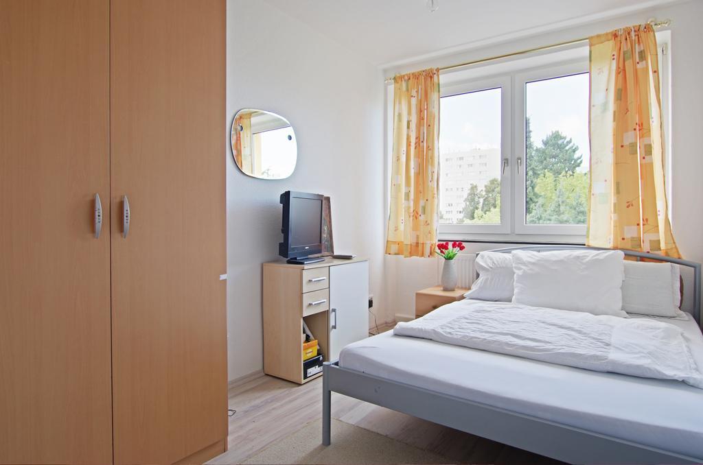 Private Rooms Near Exhibition Center Hanovra Exterior foto