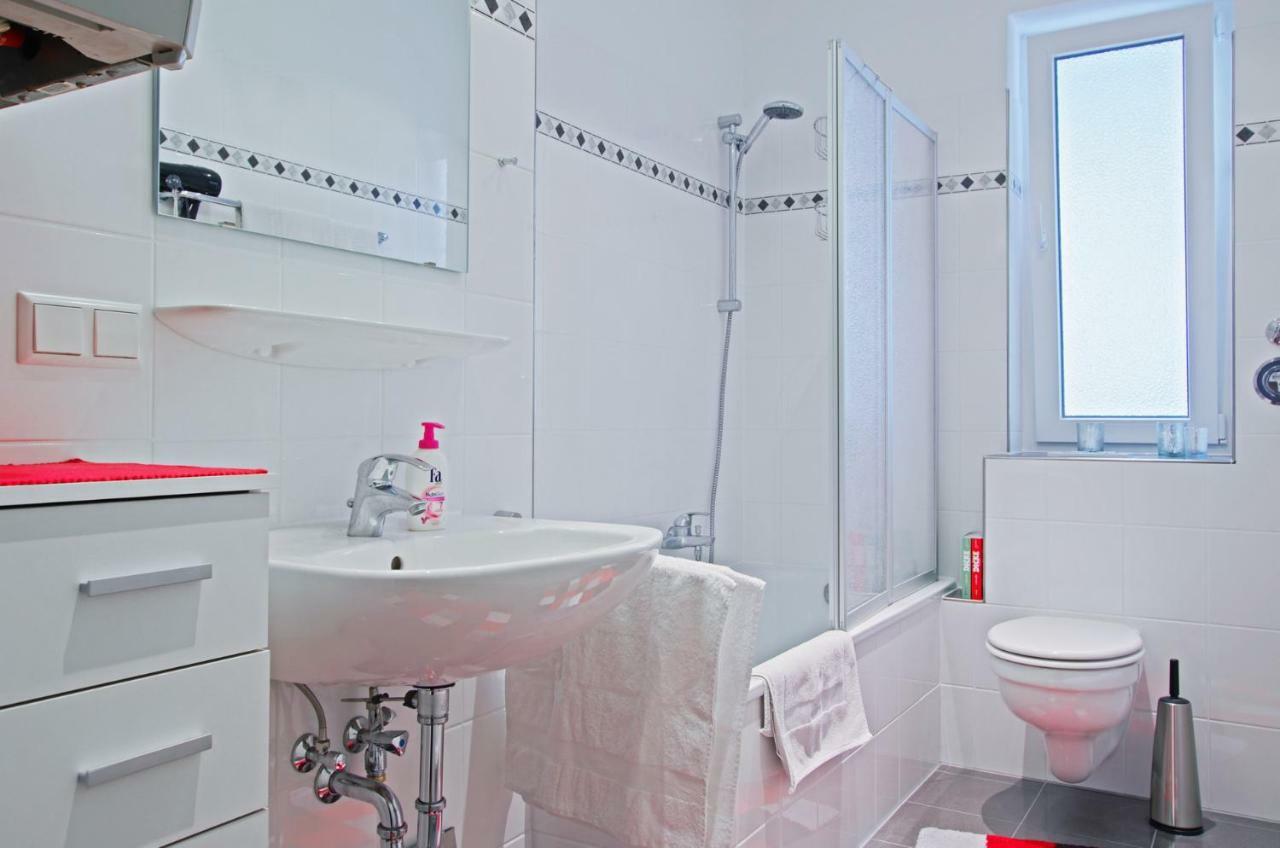 Private Rooms Near Exhibition Center Hanovra Exterior foto