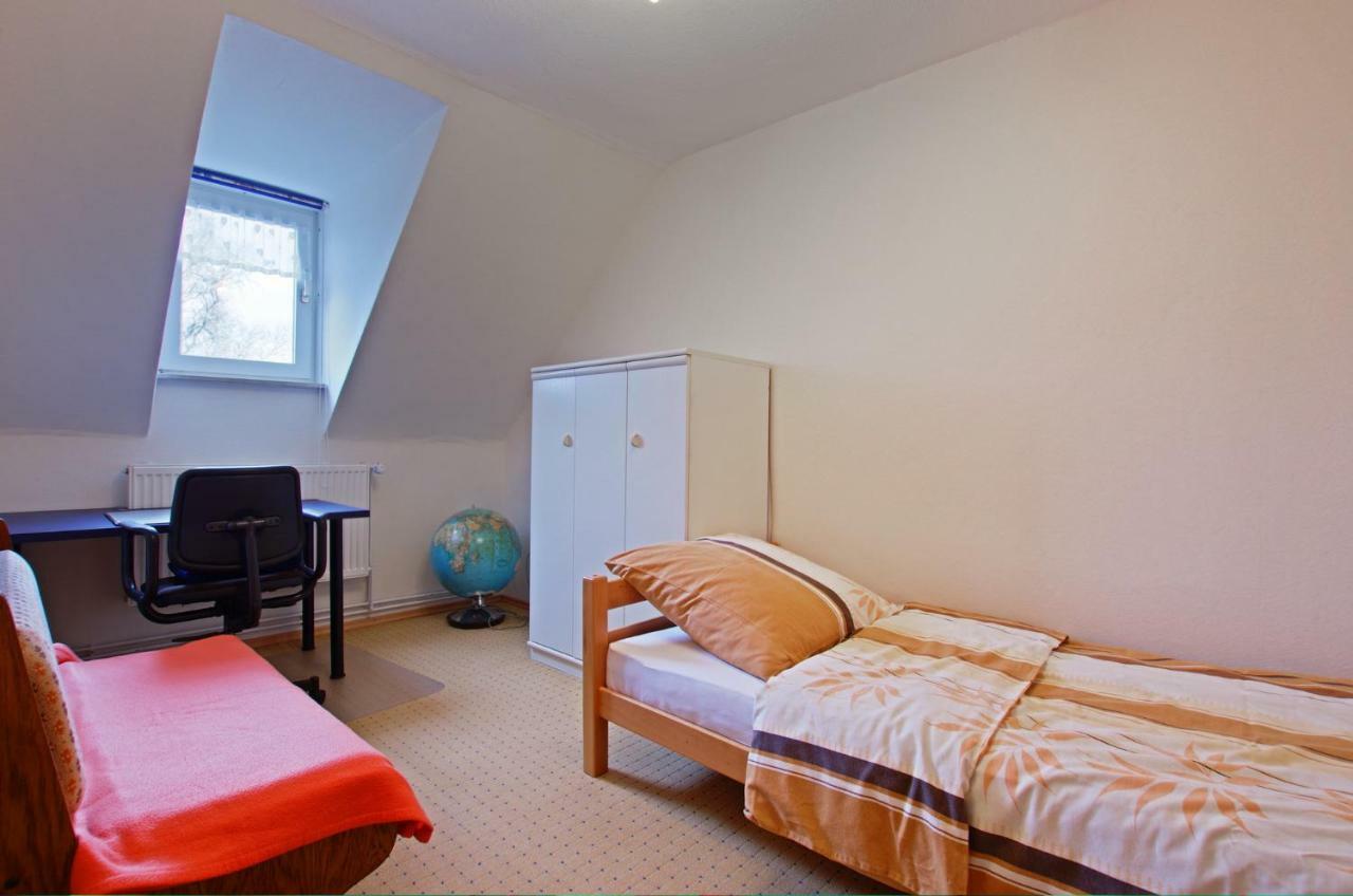 Private Rooms Near Exhibition Center Hanovra Exterior foto